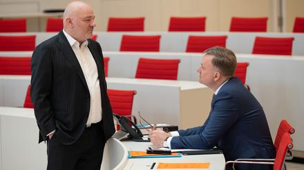 Robert Crumbach (links) und Steeven Bretz. Die Koalitionsfraktionen von SPD und BSW einigen sich mit der oppositionellen CDU im Streit über eine Anhörung zum Haushalt. (Archivbild)