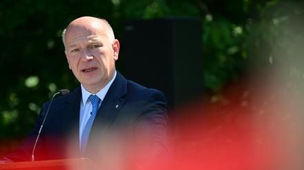 Kai Wegner (CDU), Regierender Bürgermeister von Berlin, spricht während einer Gedenkveranstaltung.