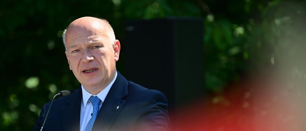 Kai Wegner (CDU), Regierender Bürgermeister von Berlin, spricht während einer Gedenkveranstaltung.