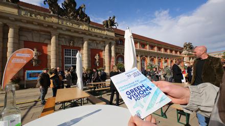 Die Eröffnung des Filmfestivals Green Visions Ende Mai 2025 vor dem Potsdamer Filmmuseum. 