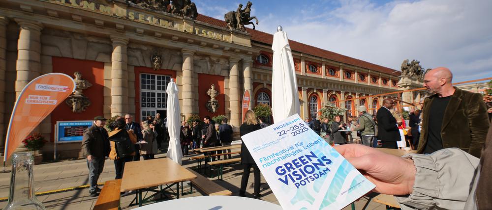 Die Eröffnung des Filmfestivals Green Visions Ende Mai 2025 vor dem Potsdamer Filmmuseum.