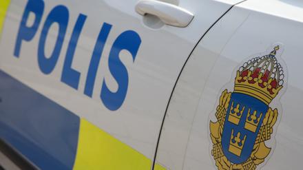 ARCHIV - 02.08.2024, Schweden, Lund: Ein Polizeiauto steht vor der Polizeiwache in Lund. Auf dem Wagen ist das Logo der schwedischen Polizei und der Schriftzug «Polis» (Polizei) zu sehen.