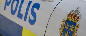 ARCHIV - 02.08.2024, Schweden, Lund: Ein Polizeiauto steht vor der Polizeiwache in Lund. Auf dem Wagen ist das Logo der schwedischen Polizei und der Schriftzug «Polis» (Polizei) zu sehen.