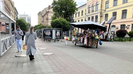Menschen laufen durch eine Straße von Iwano-Frankiwsk, Potsdams Partnerstadt in der Ukraine.