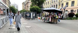 Menschen laufen durch eine Straße von Iwano-Frankiwsk, Potsdams Partnerstadt in der Ukraine.