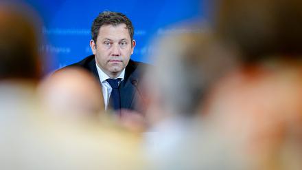 Einer gegen 16. Finanzminister Lars Klingbeil (SPD) während einer Pressekonferenz in seinem Ministerium.