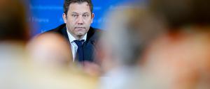 Einer gegen 16. Finanzminister Lars Klingbeil (SPD) während einer Pressekonferenz in seinem Ministerium.