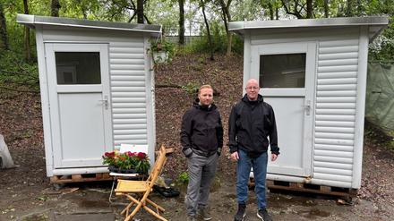 Der Neuköllner Sozialstadtrat Hannes Rehfeldt und Sozialarbeiter Marcus Blöhm vor dem Safe Place für Obdachlose in Britz-Süd. 