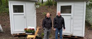 Der Neuköllner Sozialstadtrat Hannes Rehfeldt und Sozialarbeiter Marcus Blöhm vor dem Safe Place für Obdachlose in Britz-Süd. 