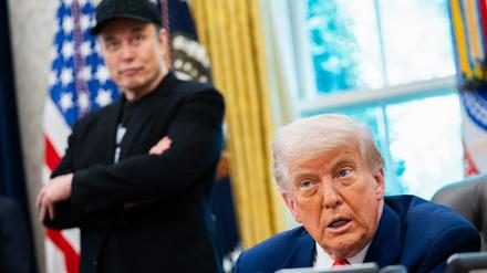 US-Präsident Donald Trump spricht während einer Pressekonferenz mit Elon Musk (L) im Oval Office des Weißen Hauses in Washington, DC, am 30. Mai 2025. 