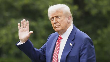 US-Präsident Donald Trump geht auf dem Südrasen des Weißen Hauses während er zu einer Kundgebung nach Pittsburgh reist.
