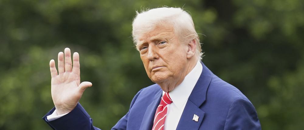 US-Präsident Donald Trump geht auf dem Südrasen des Weißen Hauses während er zu einer Kundgebung nach Pittsburgh reist.