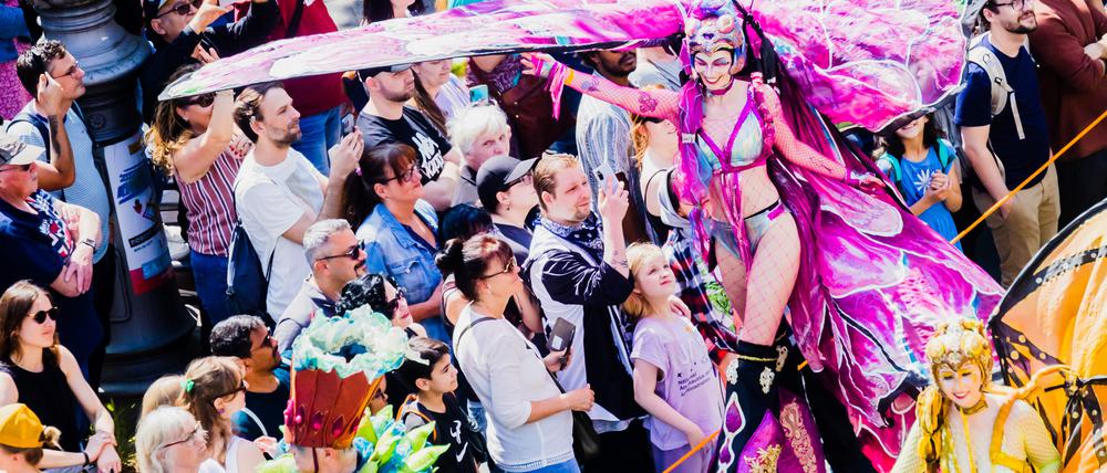 Eine Darstellerin tritt beim Umzug des Karnevals der Kulturen in Berlin-Kreuzberg auf.