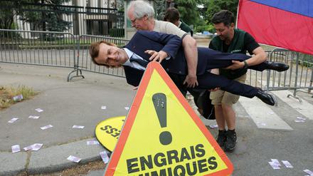 Mit der Wachsfigur von Präsident Macron haben Greenpeace-Aktivisten gegen die anhaltende französische Einfuhr von Gas und Kunstdünger aus Russland protestiert. (Archivbild)