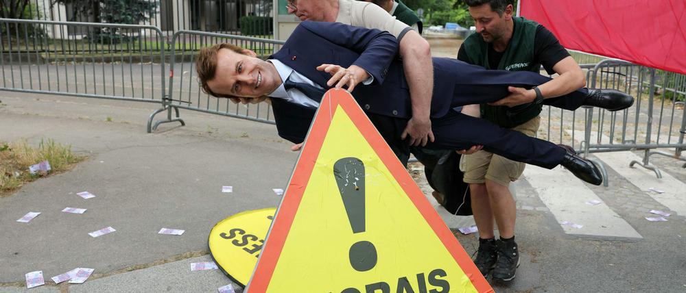 Mit der Wachsfigur von Präsident Macron haben Greenpeace-Aktivisten gegen die anhaltende französische Einfuhr von Gas und Kunstdünger aus Russland protestiert. (Archivbild)