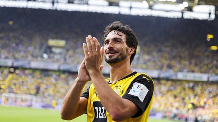 Ex-BVB-Spieler Mats Hummels winkt bei seiner offiziellen Verabschiedung den Zuschauern zu. 
