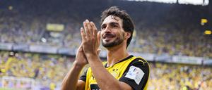 Ex-BVB-Spieler Mats Hummels winkt bei seiner offiziellen Verabschiedung den Zuschauern zu. 