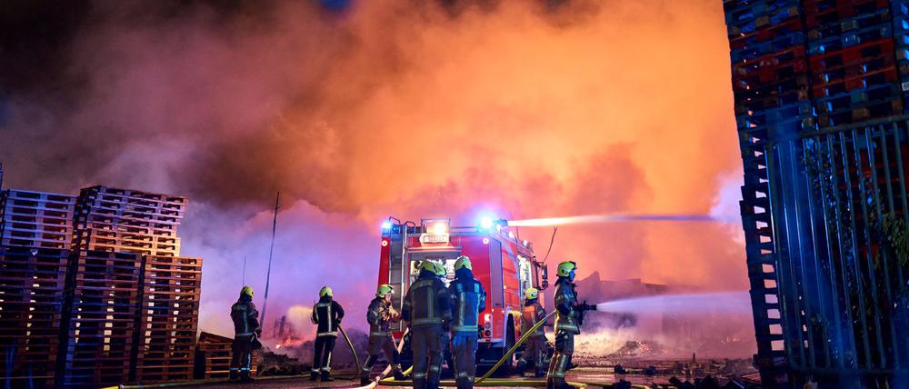 Bei dem Brand auf dem Firmengelände am Sonntagabend waren mehr als 250 Feuerwehrleute im Einsatz - nun brannte dort erneut eine Lagerhalle. (Archivbild)