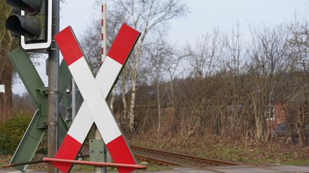 An einem Bahnübergang in Schleswig-Holstein ist es zu einem tödlichen Unfall gekommen. (Illustration) 