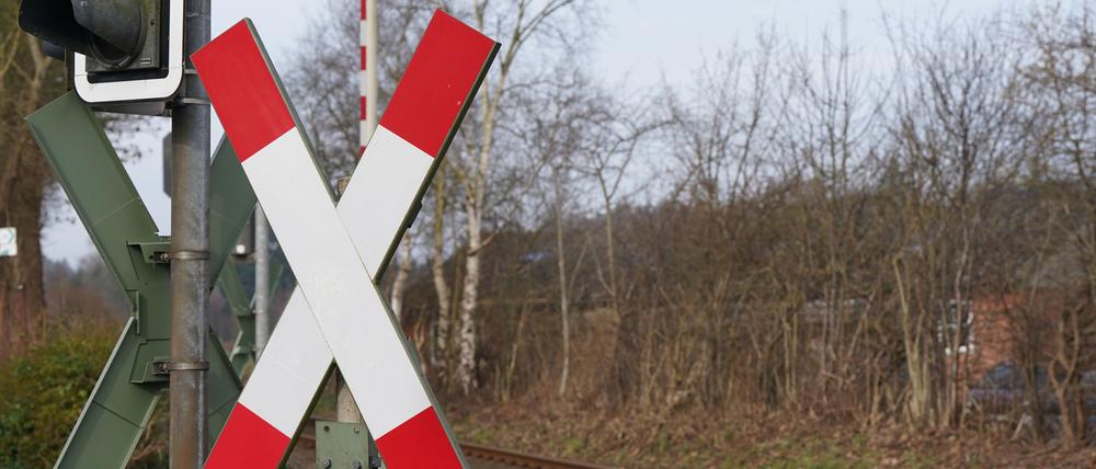 An einem Bahnübergang in Schleswig-Holstein ist es zu einem tödlichen Unfall gekommen. (Illustration) 