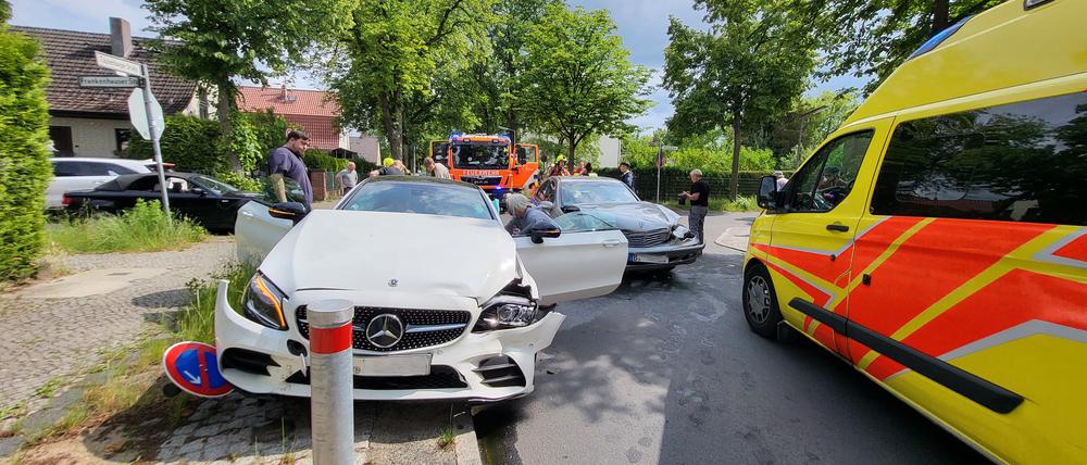 Schwerer Verkehrsunfall auf der Tautenburger Straße Ecke Frankenhauser Straße: Am Mittwochnachmittag, 4. Juni 2025, kollidierten zwei Autos der Marke Mercedes. Alarmierte Anwohner leisteten Erste Hilfe und versorgten den schwerverletzten Fahrer einer weißen Limousine.