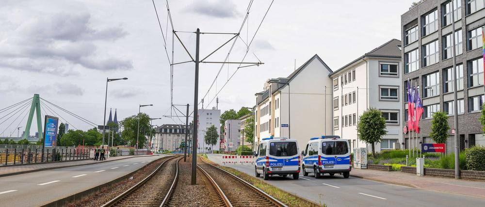 20.000 Menschen mussten ihre Wohnungen verlassen, Straßen wurden gesperrt, auch der Bahnverkehr über den Rhein kam zum Erliegen.