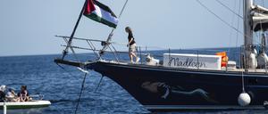 Aktivisten der Freedom Flotilla Coalition gehen an Bord des Bootes „Madleen“, bevor sie vom sizilianischen Hafen Catania in Richtung Gaza auslaufen (Archivbild).
