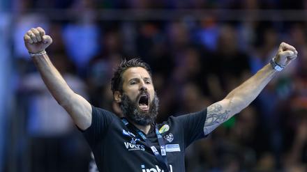 Trainer Bennet Wiegert bleibt mit dem SC Magdeburg im Titelrennen um die deutsche Meisterschaft.