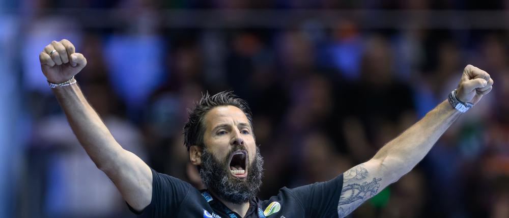 Trainer Bennet Wiegert bleibt mit dem SC Magdeburg im Titelrennen um die deutsche Meisterschaft.