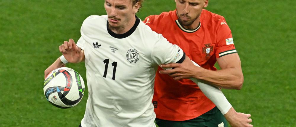 Nick Woltemade (l) hatte bei seinem Länderspiel-Debüt gegen Portugals Abwehrrecken einen schweren Stand.