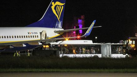  Ein Bus mit Reisenden steht vor einem Passagierjet der Fluggesellschaft Ryanair auf dem Vorfeld am Flughafen Memmingen. Der Flieger war von Berlin nach Mailand unterwegs, als er in Turbulenzen geratenen ist.  