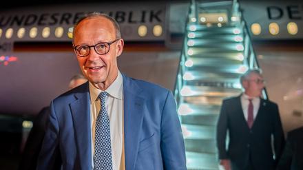 Bundeskanzler Friedrich Merz (CDU) steigt am Flughafen in Washington aus einem Flugzeug der Flugbereitschaft. Merz will den den USA US-Präsident Trump treffen. 