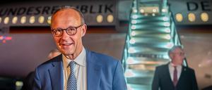 Bundeskanzler Friedrich Merz (CDU) steigt am Flughafen in Washington aus einem Flugzeug der Flugbereitschaft. Merz will den den USA US-Präsident Trump treffen. 