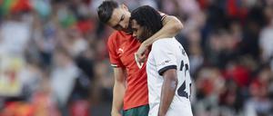 Genug gesiegt. Joao Palhinha (links) tröstet seinen Münchner Teamkollegen Serge Gnabry.