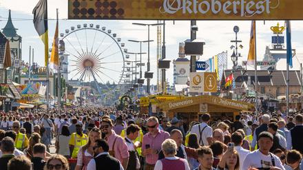 Wie voll ist zu voll? Münchens Wiesn-Chef will keine Jagd auf Besucherrekorde (Archivbild).