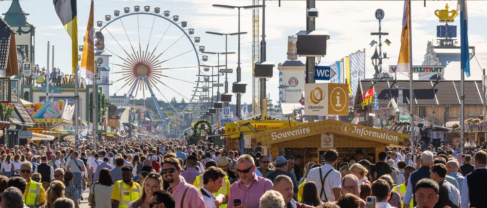 Wie voll ist zu voll? Münchens Wiesn-Chef will keine Jagd auf Besucherrekorde (Archivbild).