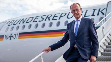 Bundeskanzler Friedrich Merz (CDU) steigt nach seiner Ankunft auf dem Flughafen Vilnius aus dem Flugzeug der Flugbereitschaft. 