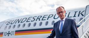 Bundeskanzler Friedrich Merz (CDU) steigt nach seiner Ankunft auf dem Flughafen Vilnius aus dem Flugzeug der Flugbereitschaft. 