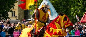 Beim Ritterfest im Volkspark wird das mittelalterliche Ritterdasein zelebriert, mit Schaukämpfen, Theater, Akrobatik, Gaukeleien und Live-Musik. 