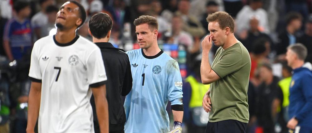 Der Auftritt seiner Mannschaft gegen Portugal konnte Bundestrainer Julian Nagelsmann (rechts) nicht gefallen.