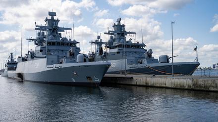  Die Korvetten „Magdeburg“ (l-r) und „Braunschweig“ liegen am Kai des Marinestützpunktes Hohe Düne in Warnemünde.