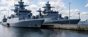  Die Korvetten „Magdeburg“ (l-r) und „Braunschweig“ liegen am Kai des Marinestützpunktes Hohe Düne in Warnemünde.