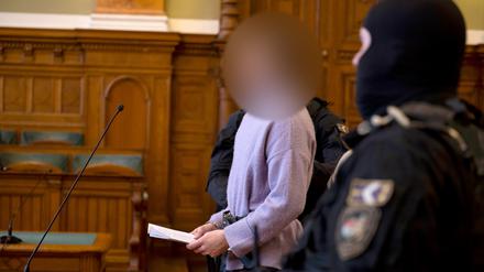 Die in der linken Szene als Maja T. bekannte Person gibt eine Erklärung während einer Gerichtsverhandlung in Budapest ab. 