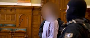 Die in der linken Szene als Maja T. bekannte Person gibt eine Erklärung während einer Gerichtsverhandlung in Budapest ab. 
