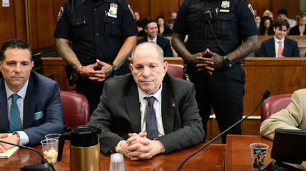 Der ehemalige Hollywood-Produzent Harvey Weinstein beteuert in zwei Fällen der sexuellen Nötigung und in einem Fall von Vergewaltigung seine Unschuld.