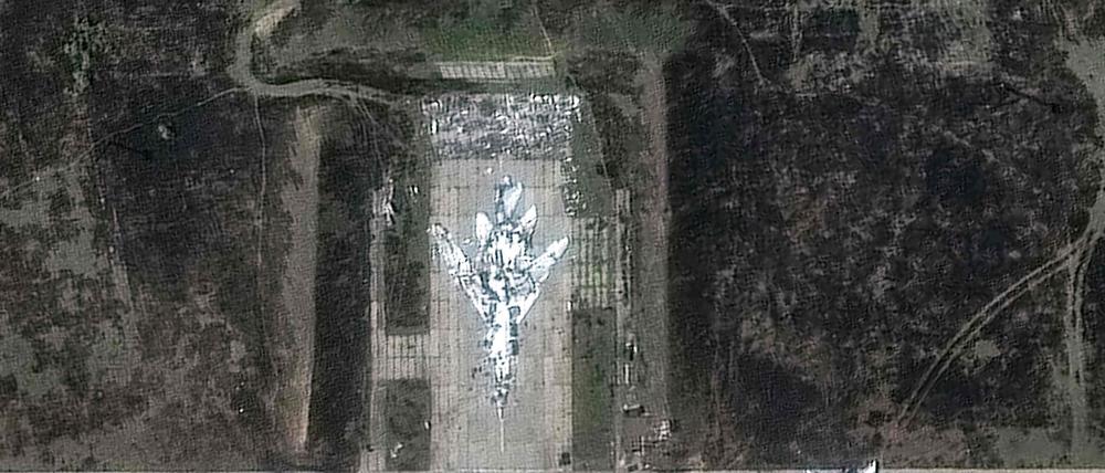 Zwei zerstörte Maschinen sind auf der russischen Luftwaffenbasis Belaya zu sehen. Über ihnen ist in einer Haltebucht offenbar eine Flugzeugattrappe zu erkennen.