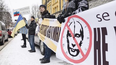 Demonstranten vor der Russischen Botschaft in Helsinki im März 2024. 