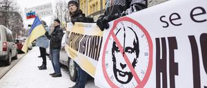 Demonstranten vor der Russischen Botschaft in Helsinki im März 2024. 