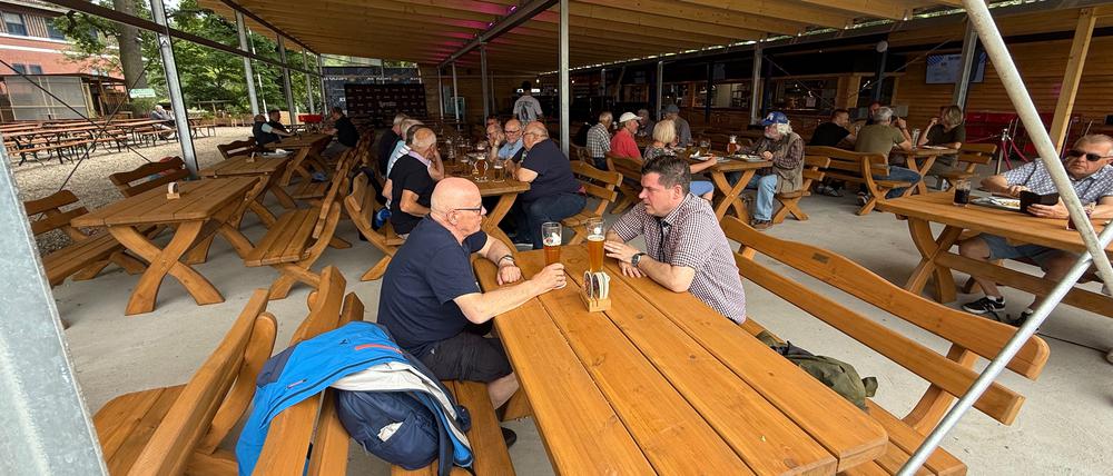 Der Traditionsbiergarten „Loretta am Wannsee“ hat jetzt ein Schutzdach installiert. 