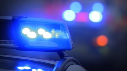 Ein Polizeiauto mit eingeschaltetem Blaulicht (Symbolbild).